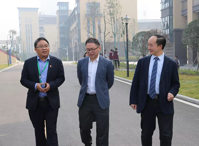 民盟自貢市委領(lǐng)導(dǎo)參觀(guān)自貢衡中